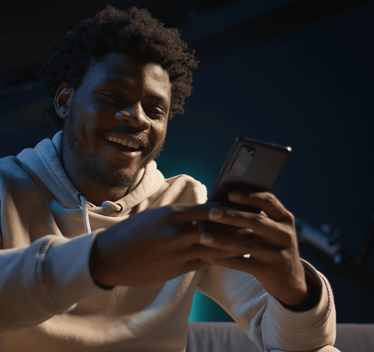 Homem usando smartphone com tecnologia de conciliação financeira