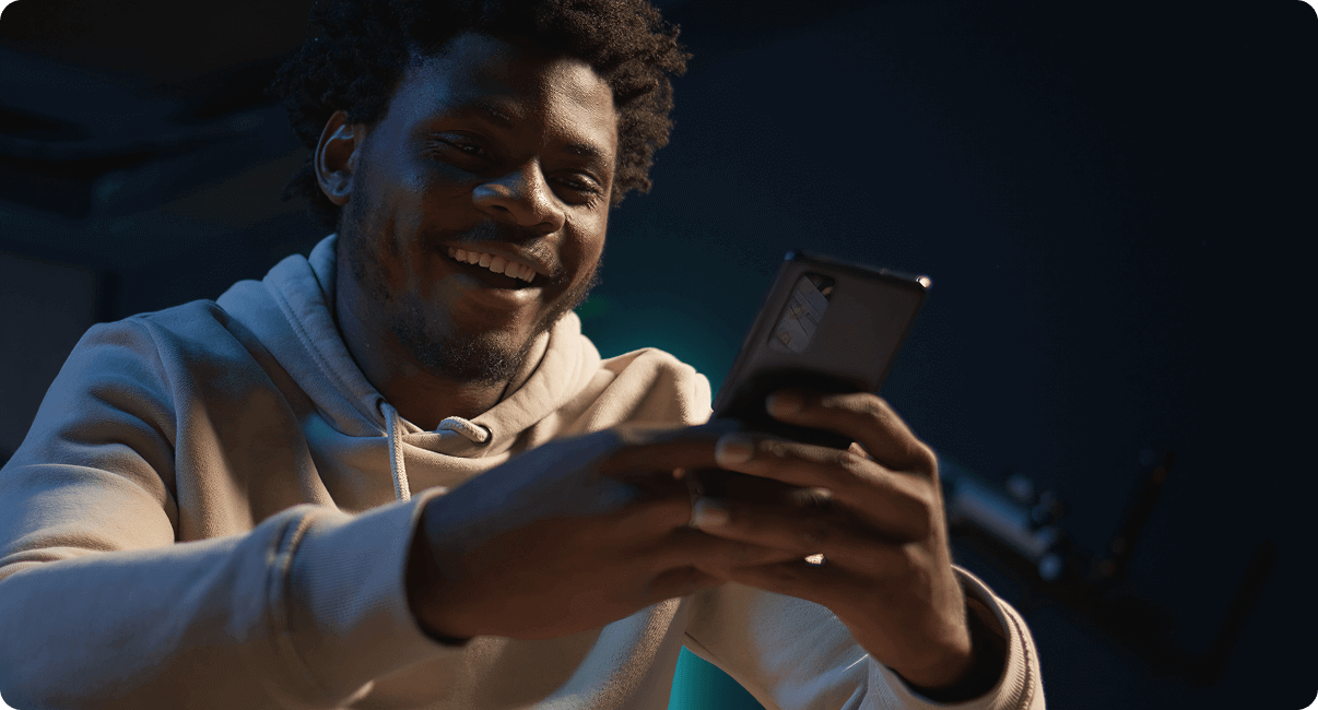 Homem usando smartphone com tecnologia de conciliação financeira