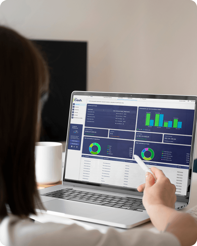 Pessoa usando laptop mostrando dashboard de infraestrutura para crédito e mercado de capitais
